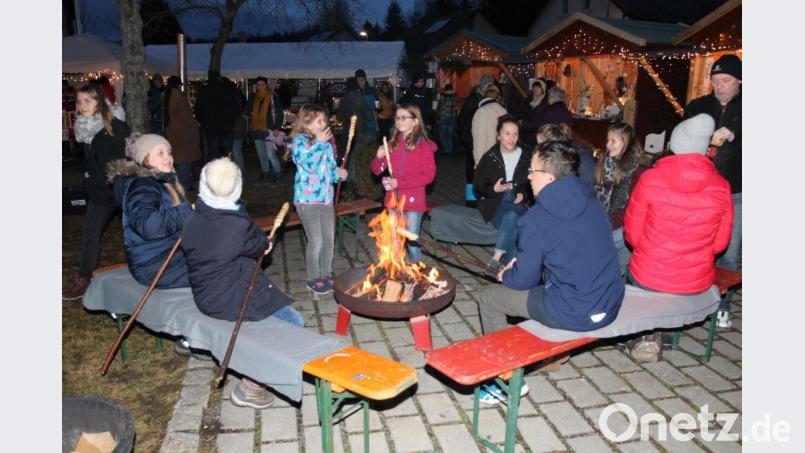 Kinder und Jugendliche genießen die Lagerfeuer-Romantik und lassen sich Stockbrot schmecken. Bild: pi