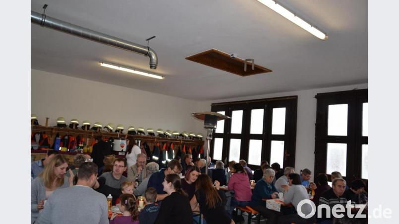 Die Landjugend Etzgersrieth hat sich viel Mühe gemacht und bot einen Adventsbrunch für die Bevölkerung zugunsten für Lichtblicke an. Die Aktion wurde sehr gut angenommen. Bild: gi