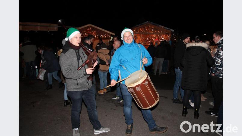 Johannes und Andreas Haider stimmen mit Dudelsack und Trommel auf den Advent ein. Bild: pi