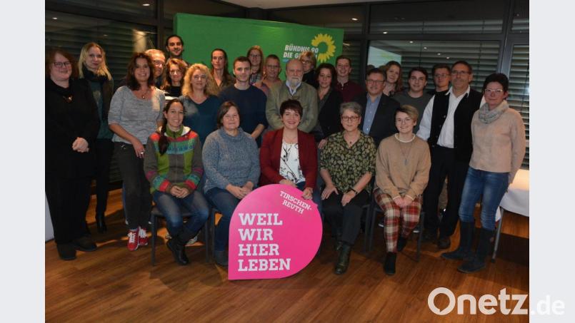 Nicht alle Kandidaten von Bündnis 90/Die Grünen, die sich auf der Kreistagsliste um ein Mandat im neuen Kreistag bewerben, waren zur Nominierungsversammlung erschienen. Unser Bild zeigt einen Großteil der Kandidaten, die anwesend waren und sich auf der Kreistagsliste bewerben. In der Mitte sitzend in der vorderen Reihe Landratskandidatin MdL Anna Toman. Bild: jr