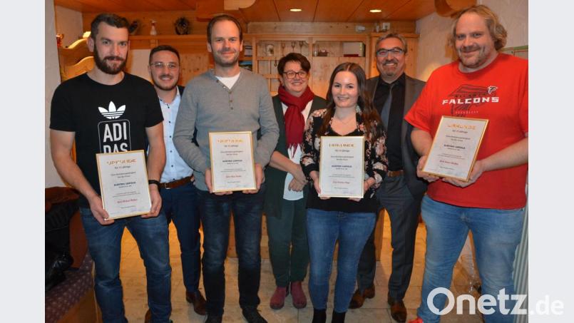 Bei der Weihnachtsfeier ehrte Elektro Leipold eine Reihe von langjährigen Mitarbeitern. Unser Bild zeigt die Arbeitsjubilare (vorne, von links) mit Michael Meißner, Klaus Rustler, Christina Stingl und Rainer Waidhas. Ihnen gratulierte die Geschäftsleitung (hintere Reihe von links) mit Oliver, Ulrike und Karl Leipold. Bild: jr