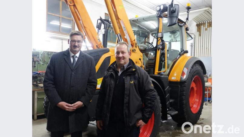 Bürgermeister Hans Prechtl (links) übergibt den neu erworbenen Geräteträger an Bauhofleiter Edelbert Schmal (rechts) als Ersatzbeschaffung für das Fahrzeug aus dem Jahr 1999. Bild: ohr