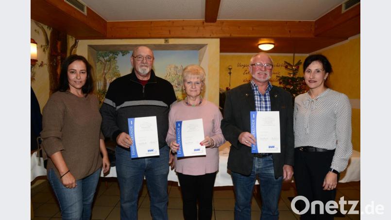 Carola Brust, VdK-Geschäftsstelle (links) und Bürgermeisterin Tanja Schiffmann (rechts) ehren die langjährigen Mitglieder Wolfgang und Inge Treml (beide 25 Jahre) und denn neuen Vorsitzenden Peter Richter (fünfzehn Jahre). Bild: bey