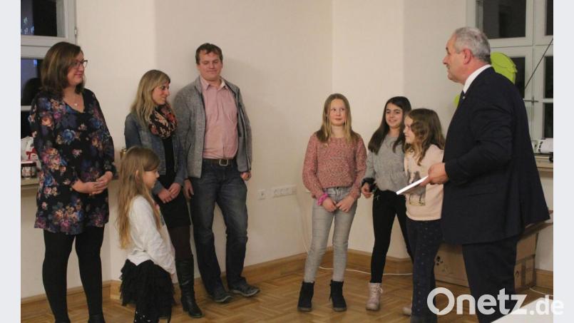 Bürgermeister Johann Burger (rechts) überreicht dem Kinderchor eine Urkunde. Im Bild sind die vier jungen Sängerinnen des Chors mit ihren Betreuerinnen Michaela Burger (links) und MichaelaTeubner (Zweite von links). Mit im Bild ist auch Martin Teubner, der den Chor in technischen Belangen unterstützt. Bild: Susanne Forster