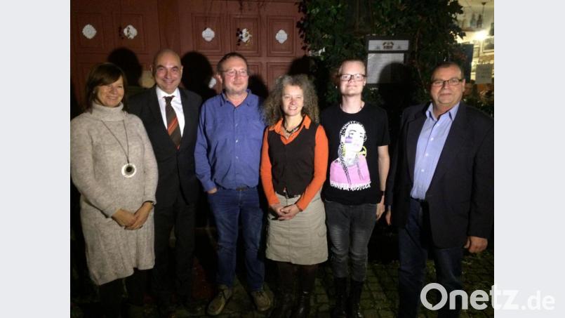 Die Grünen haben in Königstein im Gasthof Zum Hirschen ihren Landratskandidaten gekürt (von links): Gaby Mutzbauer, MdL Jürgen Mistol, Landratskandidat Peter Eckert, Kreisrätin Yvonne Rösel, Grüne Jugendsprecher Elias Wolf und Kreisrat Karl-Heinz Herbst. Bild: exb
