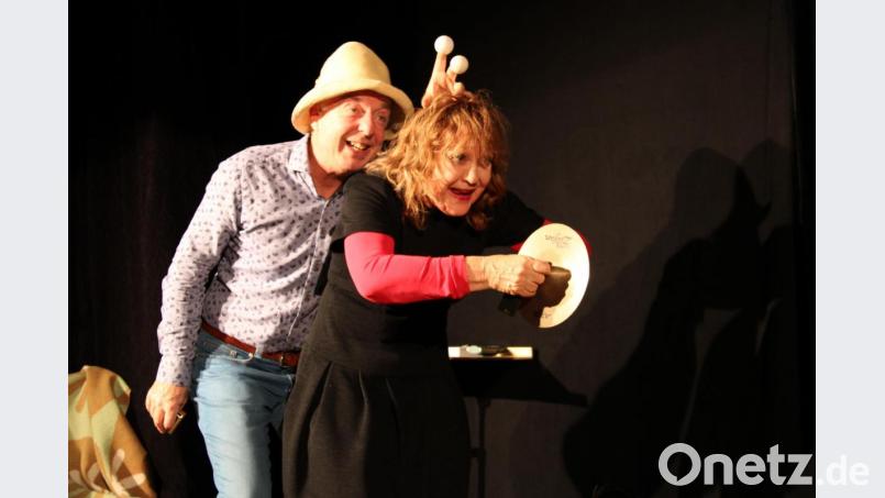 Hanns Meilhammer und Claudia Schlenger alias Herbert und Schnipsi stehen seit 37 Jahren gemeinsam auf der Bühne. Mit ihrem Best-of-Programm nahmen sie das begeisterte Publikum in der Schafferhoftenne mit auf eine Zeitreise durch ihr künstlerisches schaffen, gespickt mit Schlaglöchern. Bild: prh