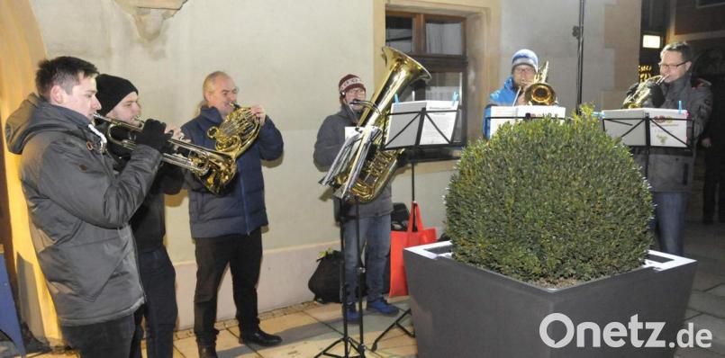 Für eine ansprechende musikalische Gestaltung der Auftaktveranstaltung zum Lebendigen Adventskalender sorgen die Herzensblecher unter Leitung von Gerhard Böller (Dritter von links) mit ihren weihnachtlichen Weisen. Bild: u