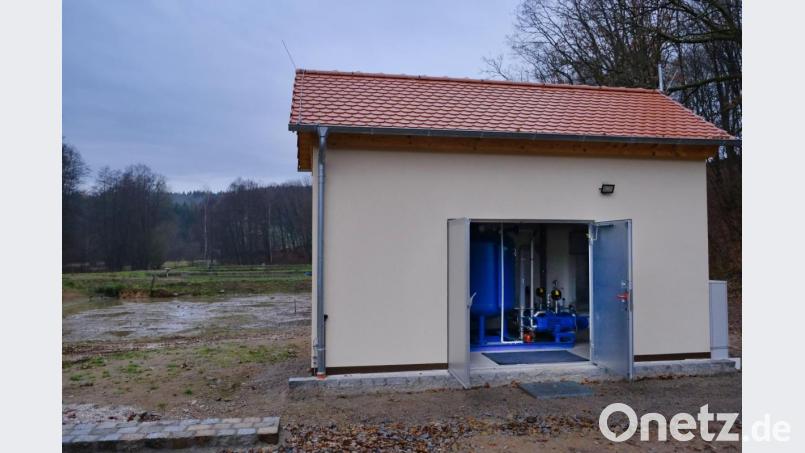 Die zwei Großprojekte &quot;Sanierung der Wasserversorgung Kührieder Gruppe&quot; und &quot;Abwasseranlage Fuchsberg&quot; sind auf der Zielgeraden. Im Bild die Vakuumstation in Fuchsberg, in der die Abwässer gesammelt und zur Kläranlage weiterbefördert werden. Die alten Klärweiher im Hintergrund werden nach und nach geleert. Der Erste ist bereits zum Regenrückhaltebecken umgebaut. Bild: tkr