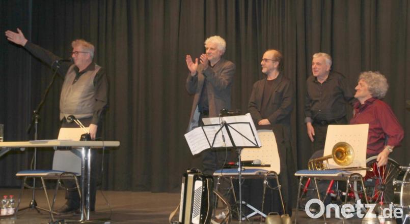 Am Ende gabe es langen Schlussapplaus für das Ensemble. Bild: Ferdinand Schönberger