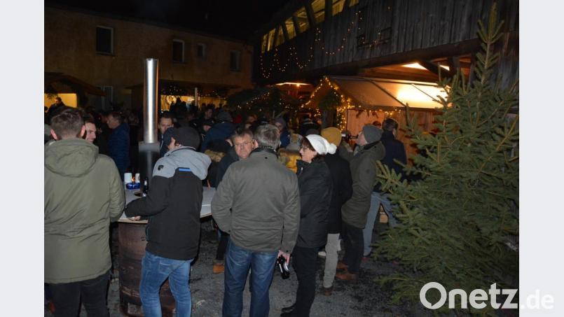 Erstmals lud der TSV Konnersreuth zum „Christmas-Opening“ auf den Vorplatz des Forsterhofs ein, nachdem bisher am Therese-Neumann-Platz im Freien gefeiert wurde. Angetan waren die vielen Besucher vor allem vom schönen Ambiente. Bild: jr