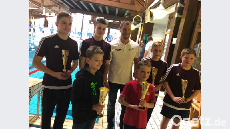Die Gewinner des Adventspokalschwimmens bei den Herren. Von links: Fynn Legat (TSC), Jakob Roth (TV Sulzbach- Rosenberg), Kilian Züllich (TSC), Huberth Rosner (Stadt Tirschenreuth), Lennard Thieme (SV Weiden), Niclas Köstler und Leonhard Fütterer (beide TSC). Bild: rbg