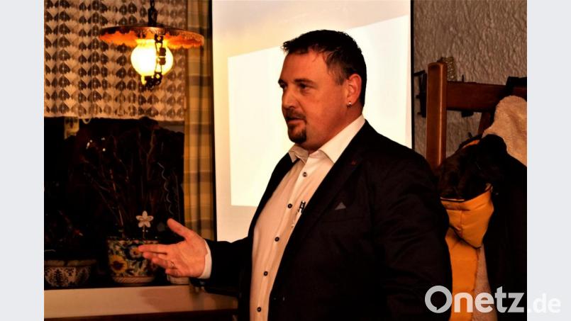 Bürgermeister Markus Ludwig informiert über aktuelle Themen in der Gemeinde. Bild: arw