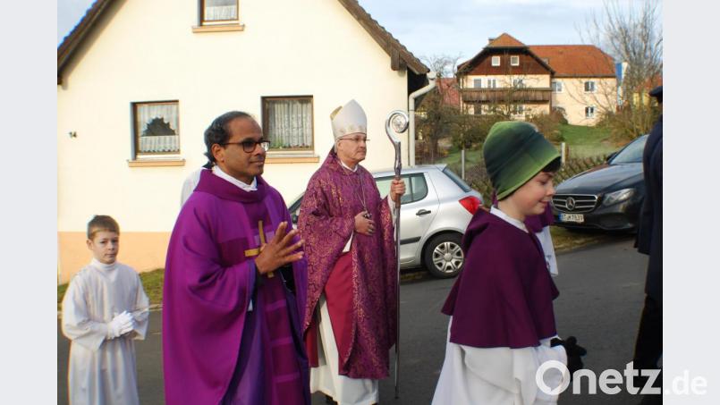Bischof Dr. Voderholzer und Pfarrer George Parankimalil mit den Ministranten im Kirchenzug. Bild: enz