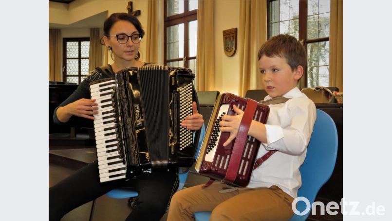 Was Jonas Pöll gemeinsam mitr Lehrerin Viktoria Obermaier vorspielte, war gewiss nicht von schlechten Eltern. Auch dieser junge Mann hat daheim sicherlich fürs Konzert viel geübt. Bild: ubb