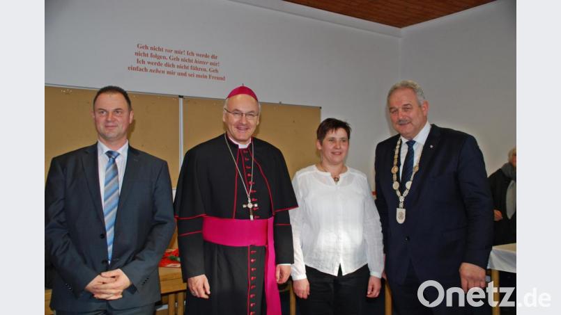 Auch für das Familienalbum gab es ein gemeinsames Foto - hier mit Pfarrgemeinderatssprecher Stephan Forster und seiner Frau sowie Bürgermeister Johann Burger aus Leonberg Bild: enz