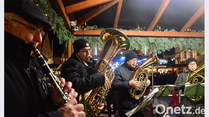 Wunderschöne bekannte Weihnachtslieder spielt die Stadt- und Jugendblaskapelle Weiden. Die Kälte kann den Musikern nichts anhaben. Bild: Kunz