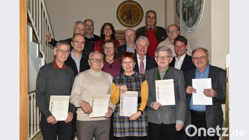 Für ihre langjährige Treue zeichnen (Zweite Reihe, von links) Vorsitzender Klaus Fischer und Bezirksvorsitzende Rosa Prell die Geehrten bei der Weihnachtsfeier des Obst- und Gartenbauvereins aus. Bild: hcz