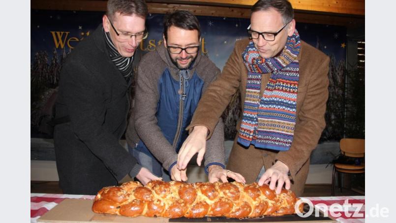 Voller Vorfreude schnitten Ludek Sonkup, Patrik Pizinger und Bernd Sommer (von links) den böhmischen Vanocka an. Bild: kro