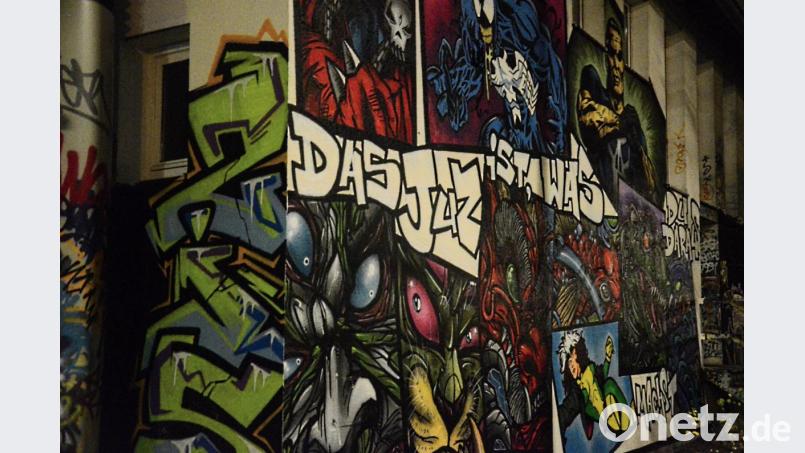 "JuZ das ist was": An die Vorderfront des Jugendzentrum dürfen nur Künstler sprayen. Im hinteren Bereich können sich Anfänger austoben. Bild: Kunz