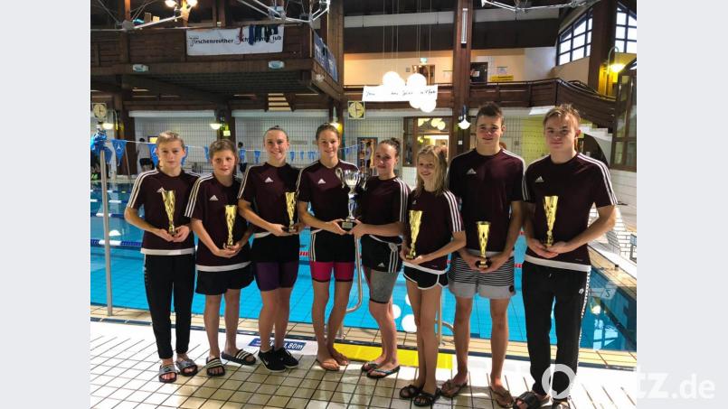 Die TSC-Pokalgewinner des Adventspokalschwimmens (von links): Niclas Köstler, Leonhard Fütterer, Viktoria Bogner, Carina Bönisch und Daria Codlova mit dem Mannschaftspokal, Marlene und Kilian Züllich sowie Fynn Legat. Bild: rbg