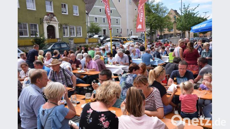 Mit einem Fest feierten die Hohenburger die Eröffnung ihres Marktladens am Wochenende. Bild: bö
