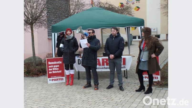 Mit einem wohl bundesweit einzigartigen Verfahren, per Losentscheid, ermittelte „Die Partei“, Kreisverband Tirschenreuth 24 Kandidaten und drei Bürgermeisterkandidatinnen für eine Liste zum Kommunalwahl in Immenreuth am 15. März kommenden Jahres. Unser Bild zeigt den Kreisvorsitzender Konstantin Kühnelt aus Kemnath (zweiter von rechts) sowie (links daneben) Marco Kellner aus Ebnath, unter dessen Federführung die Aktion ablief. Bild: br