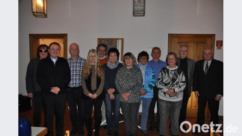 Pfarrer Martin Bruckner (Zweiter von links) und Bürgermeister Günter Kopp (rechts) gratuliere Tina Kastner (von links), Albert Schweiger, Petra Espenschied, Georg Schraml, Rita Berger, Renate Weber, Anni Bäuml, Ernst Braunreuther, Erika Kastner und Alfons Pöllath zu den Neuwahlen. Bild: ak