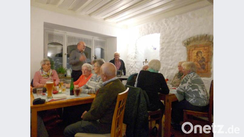 Im "Cafe & Kunst" von Christine Stumpf in der Bräugasse traf sich die 60Plus-Generation auf Einladung des Generationen-Netzwerks zum Hutza-Abend. Mit auf dem Bild (stehend von links) Projektleiter Roland Lochner und Musiker Klaus Lingl. Bild: njn