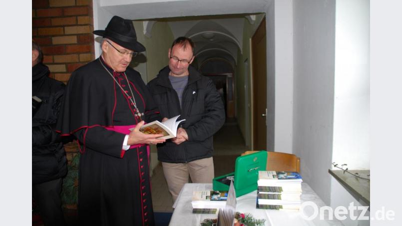 Bischof Dr. Rudolf Voderholzer zeigte großes Interesse an der Festschrift Bild: enz