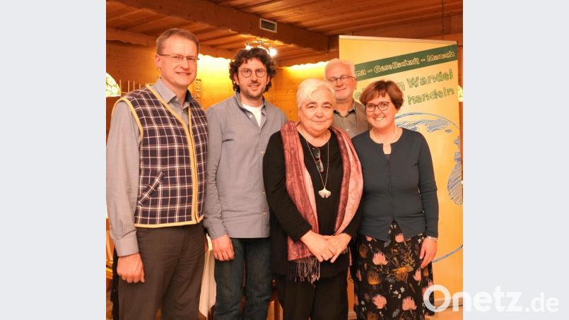 KLB-Kreiskassier Willi Kellner (von links), Diözesanreferent Klaus Hirn, Anna Schmid und die Kreisvorsitzenden Manfred Kellner und Maria Pleyer unterstützen soziale Projekte. Bild: fvo