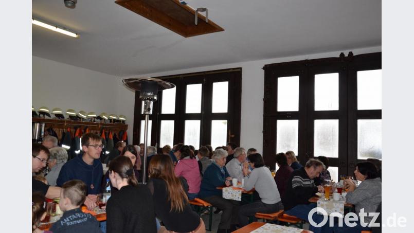 Die Landjugend Etzgersrieth hat sich viel Mühe gemacht und bot einen Adventsbrunch für die Bevölkerung zugunsten für Lichtblicke an. Die Aktion wurde sehr gut angenommen. Bild: gi