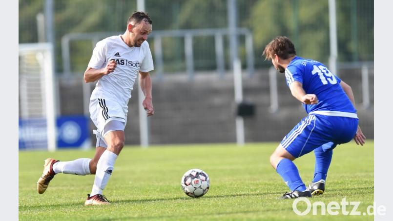 Filip Trantina (links) trägt nicht mehr das Trikot der SpVgg SV Weiden. Der 32-jährige Tscheche und die Schwarz-Blauen einigten sich verletzungsbedingt auf eine vorzeitige Vertragsauflösung. Bild: A. Schwarzmeier