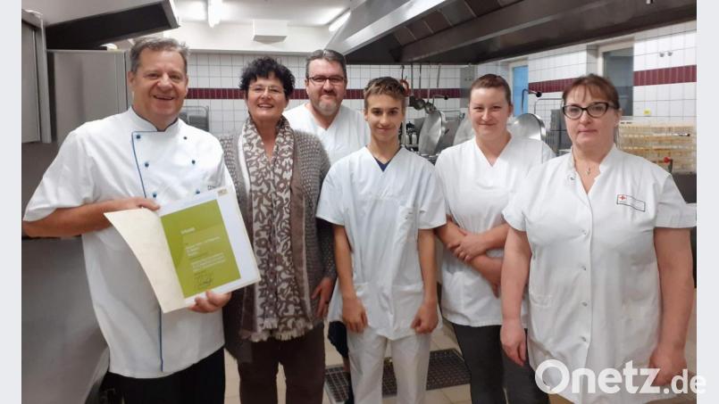 Heimleiterin Astrid Geitner (Zweite von links) freute sich über die ministerielle Auszeichnung für die Heimküche unter Leitung von Peter Leitsoni (links) im elfköpfigen Küchenteam. Zu diesem gehören (von rechts) auch Ludmilla März, Tanja Reiher, Sandro Stang und Oleg Kern. Bild: u