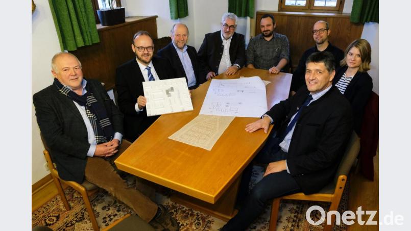 Gute Nachrichten zum Thema des sozialen Wohnungsbaues in Grafenwöhr verkündeten (von links) Alois Vollath, Landrat Andreas Meier, Altlandrat Simon Wittmann, Bürgermeister Rupert Troppmann, der Geschäftsführer des Landkreissiedlungswerkes Dominik Bäuml, die Architekten Katrin und Axel Weidner und Bürgermeister Edgar Knobloch. Am runden Tisch des Bürgermeisters stellen sie die Pläne für das Wohnungsbauprojekt des Landkreissiedlungswerkes in Grafenwöhr vor Bild: do