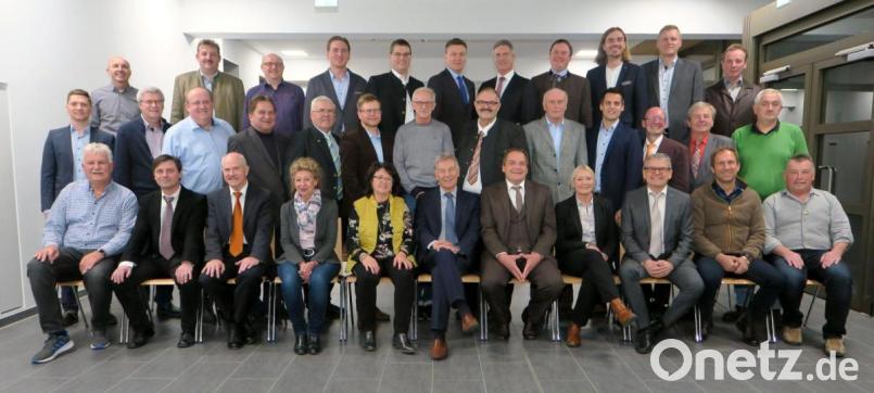 Die Freien Wähler nominierten ihre Bewerber für die Kreistagswahlen. Listenführer und Landratskandidat ist Dieter Jäger (sitzend, Fünfter von rechts) Bild: Hirsch