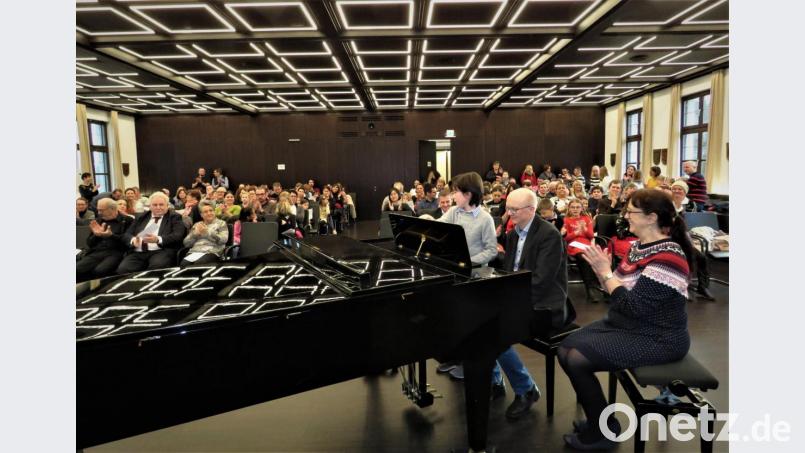 Dito Rodriguez (stehend am Klavier) spielte sehr sicher mit seinem Klavierlehrer Helmut Burkhardt &quot;The most wunderful Time of the Year&quot;. Carol Bischoff (re.) half beim Umblättern der Noten. Bild: ubb
