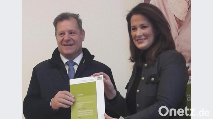 Ministerin Michaela Kaniber (rechts) überreicht Küchen-Chef Peter Leitsoni in München die Urkunde. Bild: u