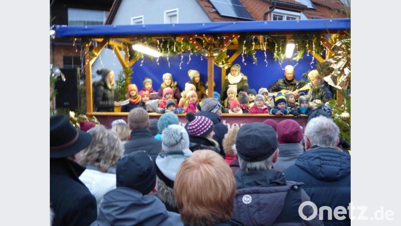Zahlreiche Besucher, darunter viele Eltern, versammelten sich gegen 16 Uhr an der Bühne, als der Kinderkirchenchor unter der Leitung von Conny Träger auftrat. Bild: mng