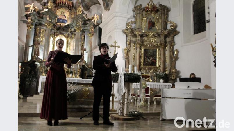 Für den guten Zweck: Elisabeth Dommermuth (links), Raphael Ernst und Eva Dommermuth (am Klavier) präsentieren in der Pfarrkirche St. Felix in Neustadt/WN weihnachtliche Lieder. Bild: pmen