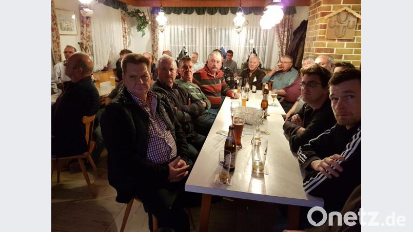 Viele Besucher sind ins Gasthaus Biersack zur Bürgerversammlung gekommen. Bild: hzi