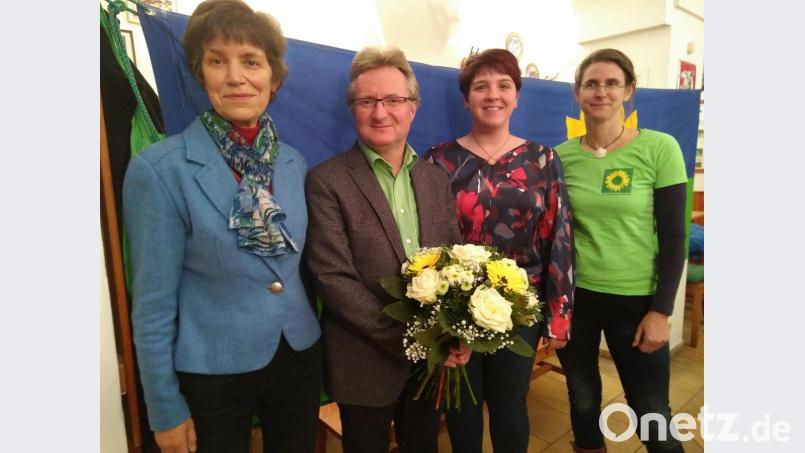 Schriftführerin Christina Schleicher (links) überreichte Hans-Jürgen Bumes als frisch gekürtem OB-Kandidaten der Grünen Blumen. Zur Nominierung gratulierten auch Schatzmeisterin Claudia Ried und Landtagsabgeordnete Anna Toman (von rechts). Bild: mma