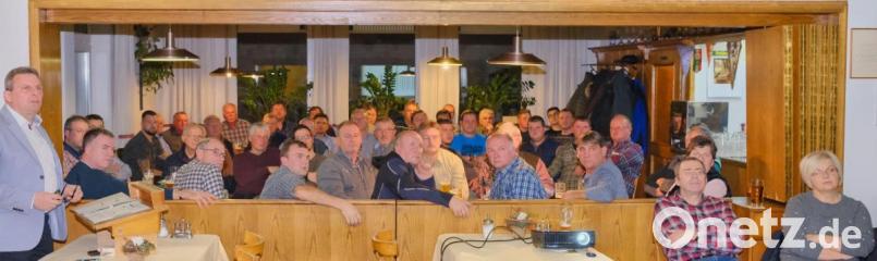 Vor großer Zuhörerkulisse berichtet Bürgermeister Norbert Eckl über den Haushalt der Gemeinde Teunz und stellt dabei die größten Einnahmen und Ausgaben gegenüber. Bild: tkr