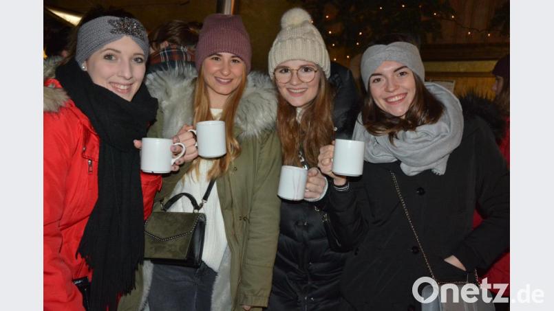 Auch den vier jungen Damen gefiel es. Sie genossen die verschiedenen Glühwein-Spezialitäten. Bild: jr