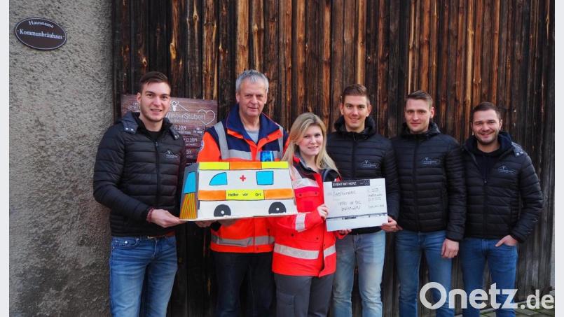 Bereitschaftsleiter Hermann Regler und Marina Kraus (in Rot-Kreuz-Jacken) vom BRK freuen sich über die 500-Euro-Spende. Jörg Zechmayer, Benjamin Keck, Johannes Stauber und Thomas Hofmann (von rechts) wollen bei den &quot;Winter-Stüberl&quot;-Events im Kommunbrauhaus das Spendengeld weiter aufstocken. Bild: mor
