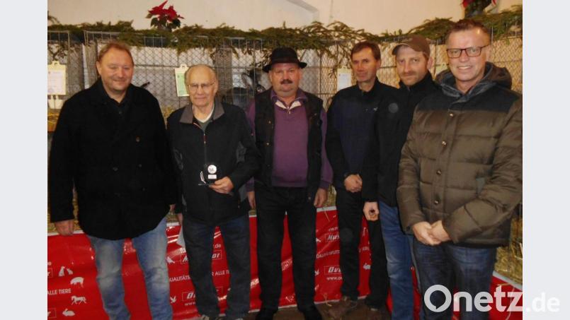 Bürgermeister Hermann Falk (rechts), der als Schirmherr die große Lokalschau des Kaninchenzuchtvereins B 747 im ehemaligen Stadtbauhof eröffnet hat, nimmt zusammen mit Vorsitzendem Georg Maier (Dritter von links) und Veterinärdirektor Dr. Werner Pilz (links) die Preisverteilung für die Vereinsmeisterschaften vor. Mit im Bild Josef Högl (2. Platz, 2.v.l.), Wolfgang Högl (1. Platz, 3.v.r.) und Alex Hollederer (3.Platz, 2.v.r.). Bild: u