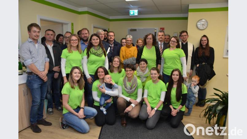 Die "grüne Front" war bei der Einweihung der Ergotherapiepraxis Beierl &amp; Prem nicht zu übersehen. Die Ergotherapeutinnen Stephanie Beierl und Birgit Prem (kniend, Zweite und Dritte von links) eröffneten im neuen Baugebiet "Sommerwiesen" mit ihrem Team nun ihre eigene Praxis. Dazu kamen viele Gäste wie Bürgermeister Andreas Wutzlhofer (Fünfter von rechts) und Kaplan Alexander Ertl (Zweiter von rechts) sowie die Vertreter der beteiligten Firmen. Bild: dob