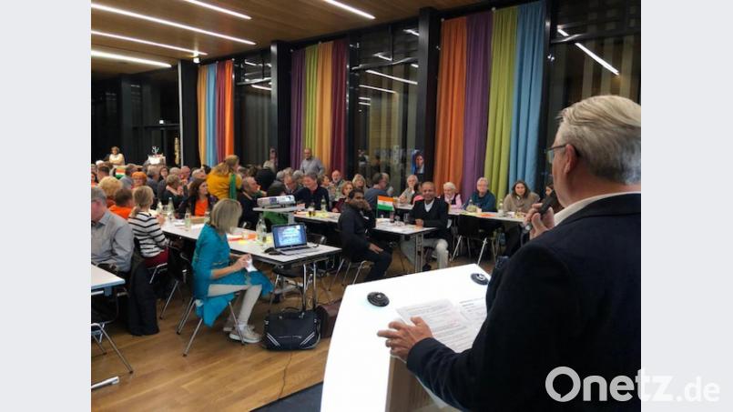 Thomas Ebnet klärt die 100 Gäste beim &quot;Indischen Abend&quot; über die Arbeit seines Vereins &quot;Hoffnung für Menschen&quot; auf. Bild: Kunz