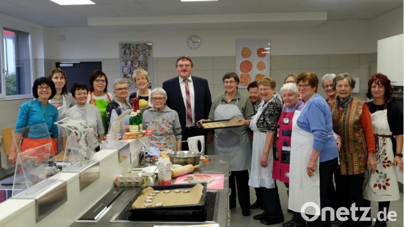 Bürgermeister Hans-Martin Schertl im Kreis der fleißigen Bäckerinnen, die unter Anleitung von Hauswirtschaftsmeisterin Roswitha Hubmann viele Köstlichkeiten backten. Bild: Stefanie Gradl