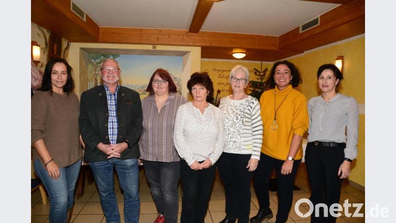 Carola Brust, VdK-Geschäftsstelle (links) und Bürgermeisterin Tanja Schiffman (rechts) freuen sich über die erfolgreiche Neubesetzung der Vorstandschaft (von links) mit Peter Richter, Petra Wittman, Sibille Richter, Edith Bösl und Andre Pylypiw . Bild: bey