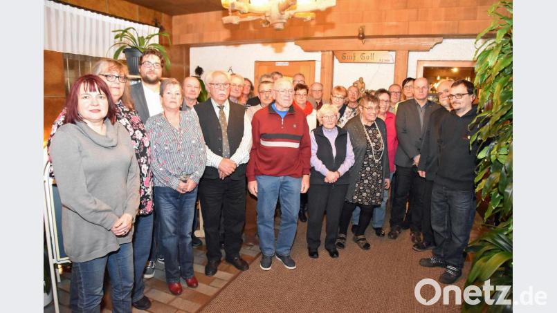 Die Jubilare, an der Spitze Georg Kilp (vorne, Mitte) und Josef Wittmann (vorne, mit Krawatte) , die 65 beziehungsweise 60 Jahre der Gewerkschaft die Treue gehalten haben, nahmen die Glückwünsche des Verdi-Bezirksvorsitzenden Stefan Dietl (Dritter von links), des Verdi-Ortsvorsitzenden Martin Dehling (rechts) und des DGB-Kreisvorsitzenden Wolfgang Berndt (Zweiter von rechts) entgegen. Bild: ANDREAS ROYER